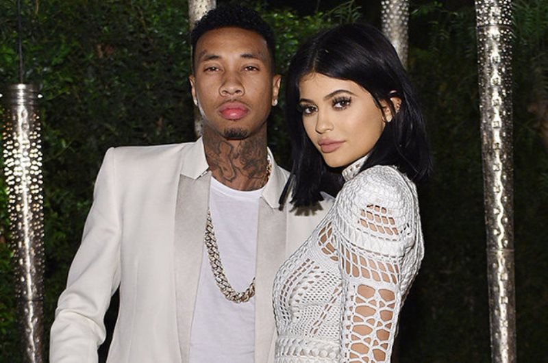 Dibalut Bikini Kylie Jenner Duduk Manja di Pangkuan Tyga