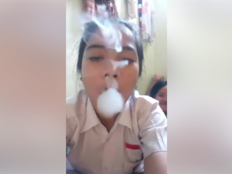 Siswi SMA PAMOR Cikampek Pamer Merokok