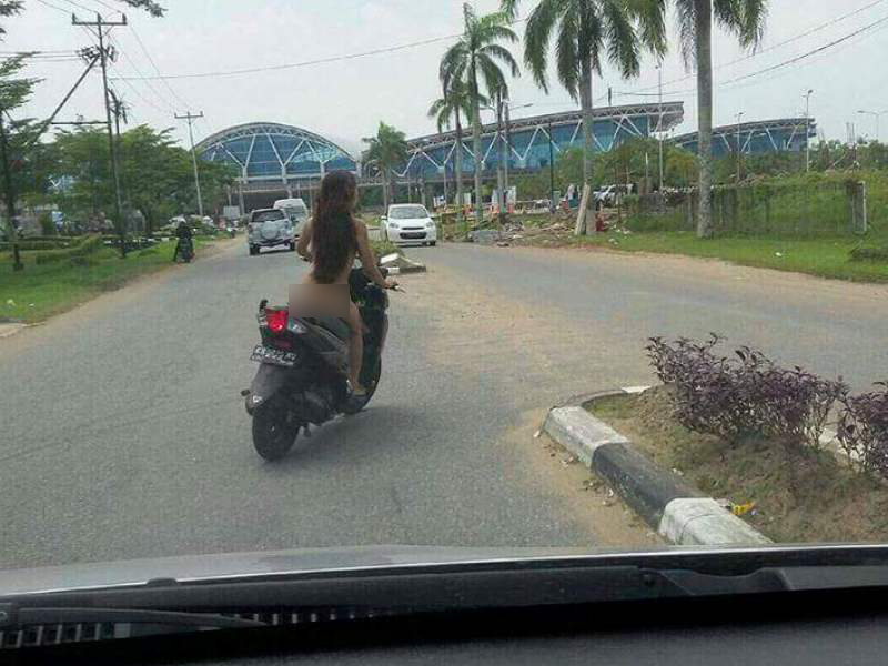 Wanita Tanpa Busana Naik Motor ke Bandara Supadio Pontianak