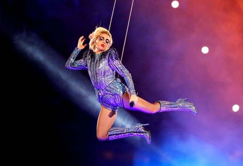 Bergelantung dengan Tali Hingga Lompat Dari Atas Panggung Penampilan Lady Gaga di Super Bowl Sukses Guncangkan Amerika