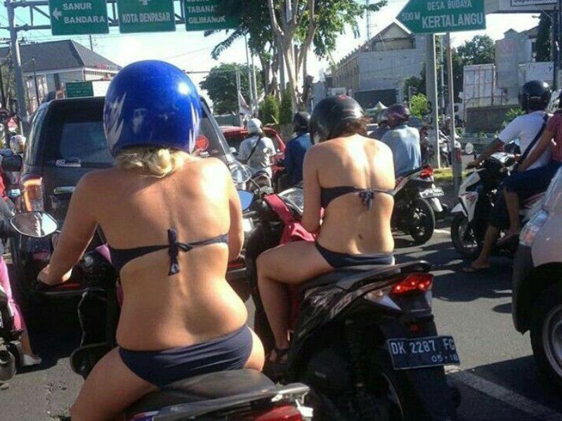 Bule Pakai Helm Tapi Berbikini