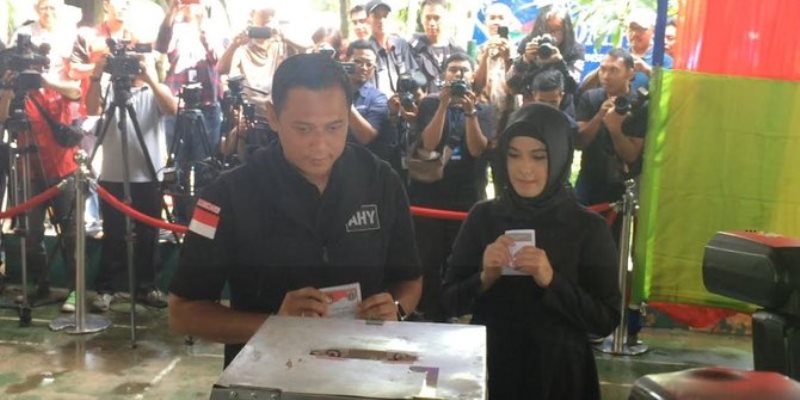 Dampingi Agus Yudhoyono Salurkan Suara di Pilkada DKI Annisa Pohan Tampil Berhijab