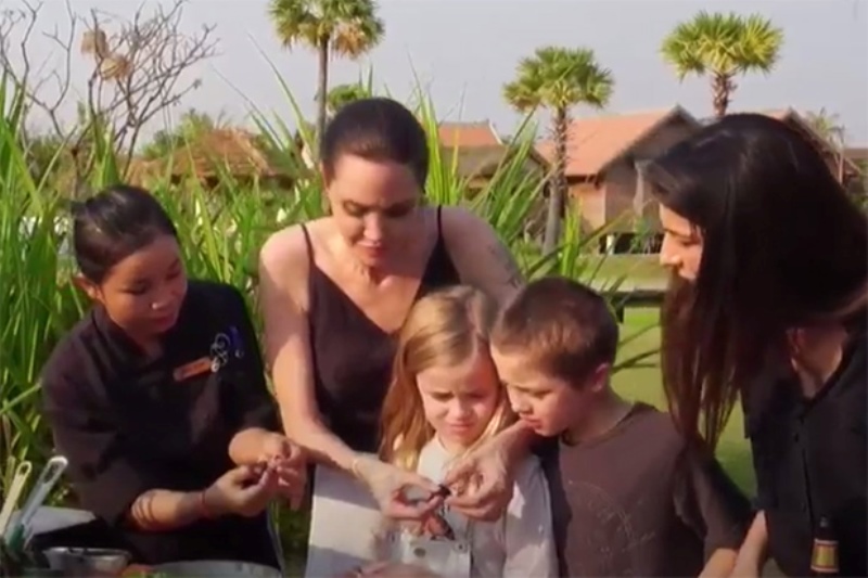 Kunjungi Kamboja Angelina Jolie Ajak Anak Makan Kalajengking dan Tarantula