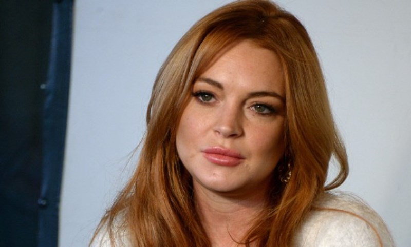 Terbang ke New York Lindsay Lohan Dipaksa Buka Kerudung di Bandara