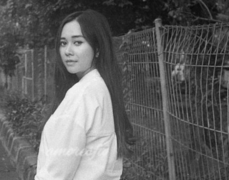 Unggah Foto Jadul Netizen Sebut Aura Kasih Mirip Hantu