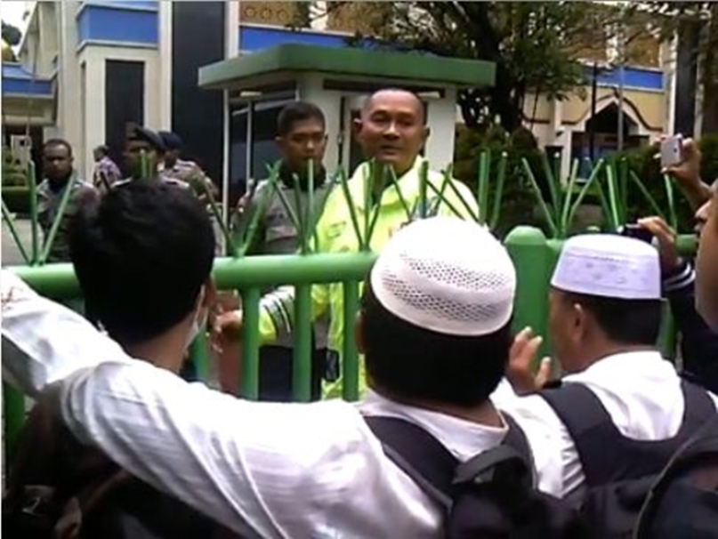 Warga Tidak Bisa Masuk Masjid