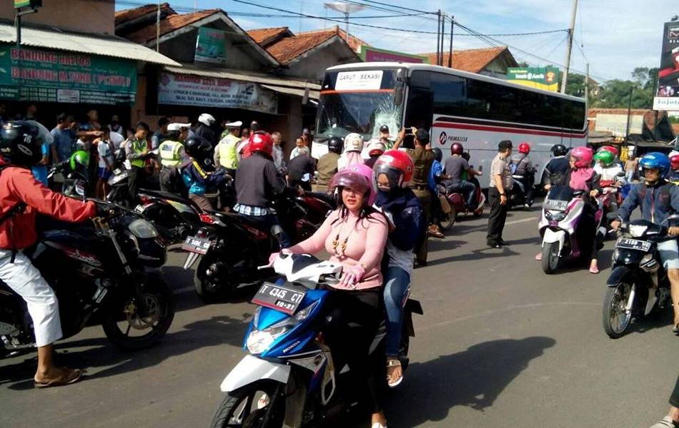 Bus Primajasa Seruduk Mobil dan Motor di Ciganea