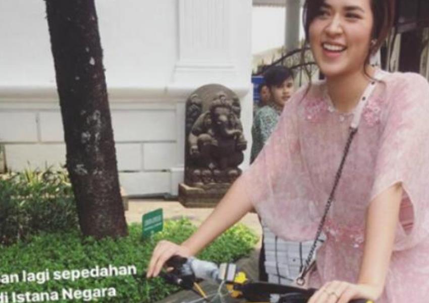 Dapat Hadiah dari Jokowi Raisa Naik Sepeda Keliling Istana