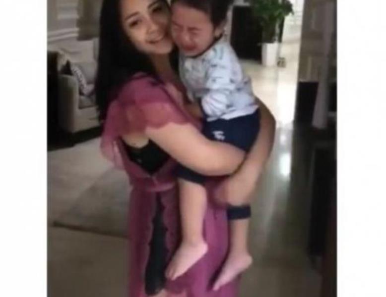 Gendong Rafathar yang Menangis Lingerie Seksi Nagita Slavina Bikin Netizen Salah Fokus