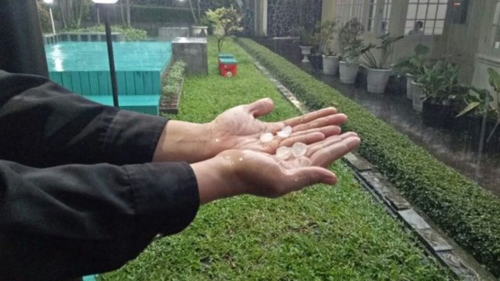 Hujan Es di Jakarta