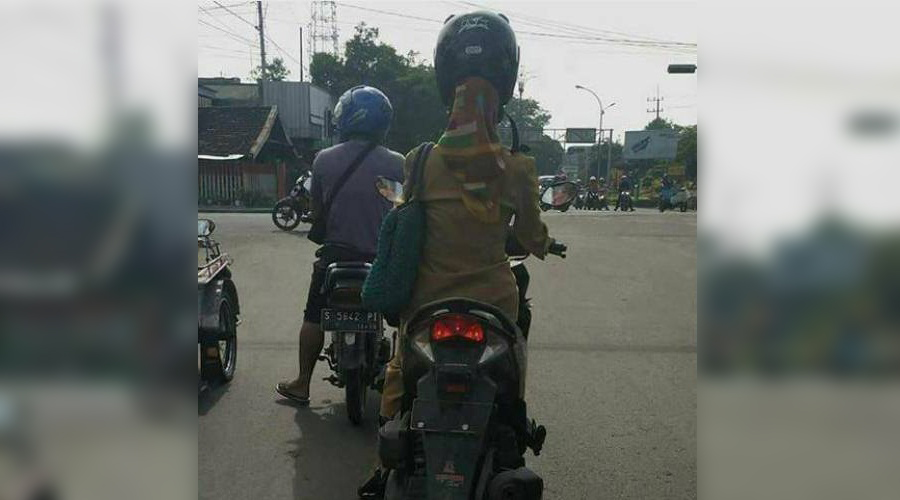 Ibu PNS Pakai Helm