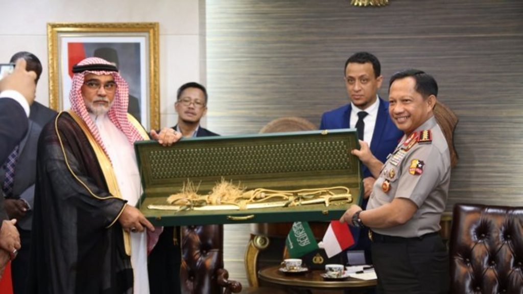 Kapolri Terima Pedang Emas dari Arab Saudi