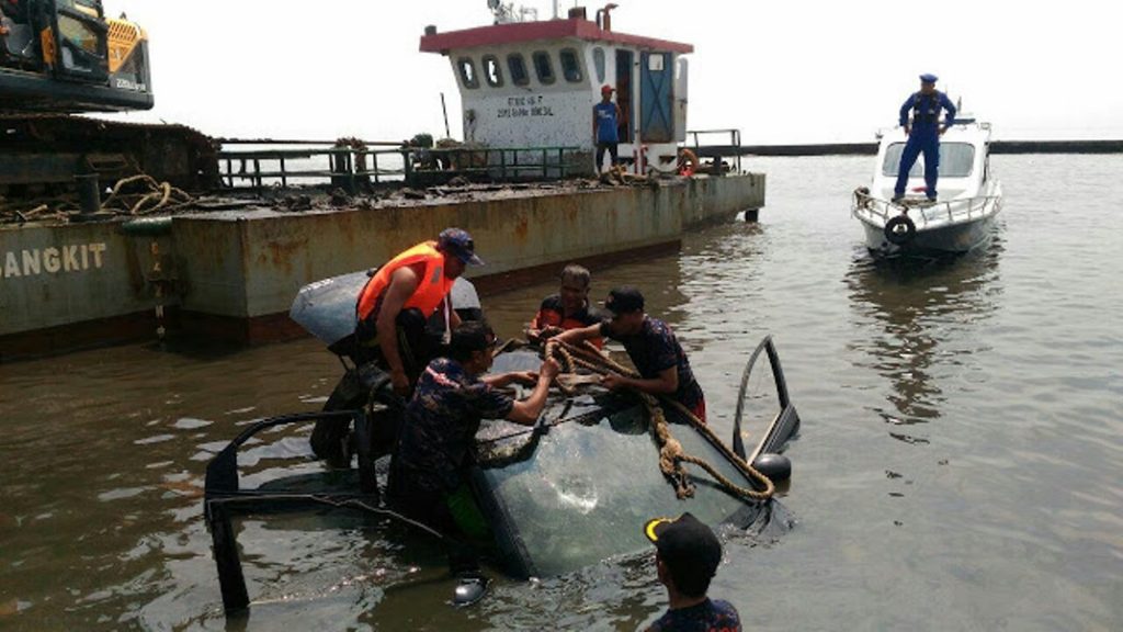 Mobil Diceburkan ke Pelabuhan Batang