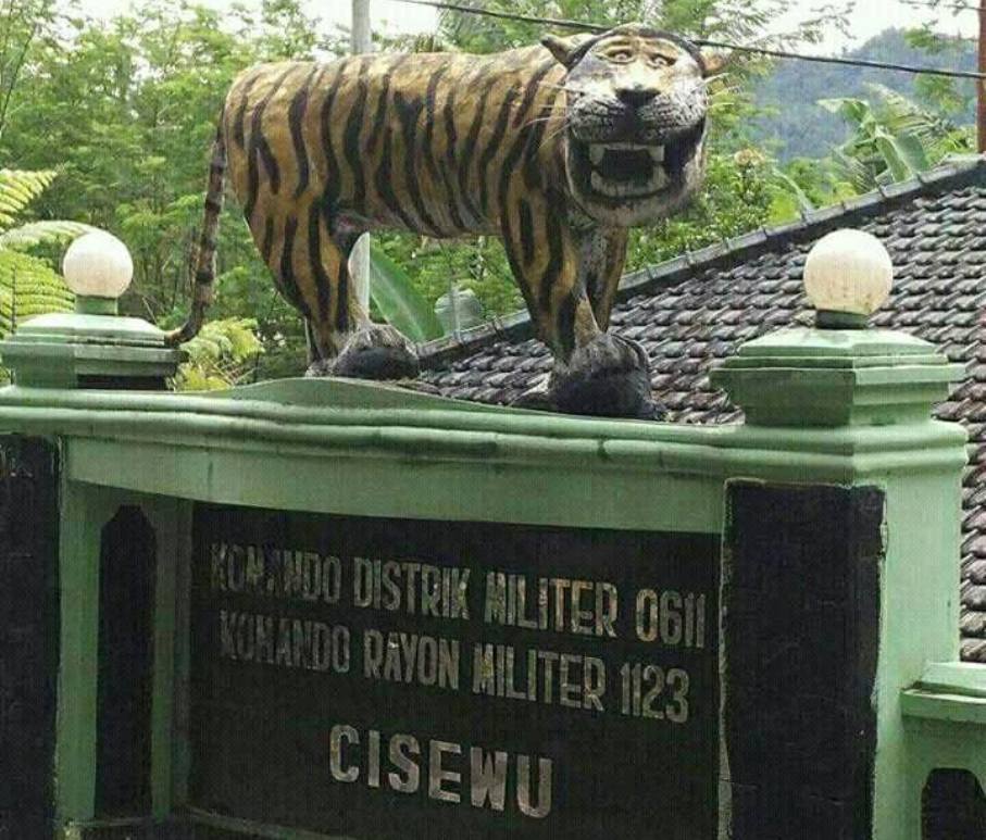 Patung Harimau Koramil Cisewu