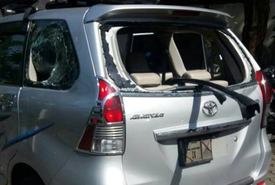 Perusakan Mobil Pribadi oleh Sopir Angkot di Bandung