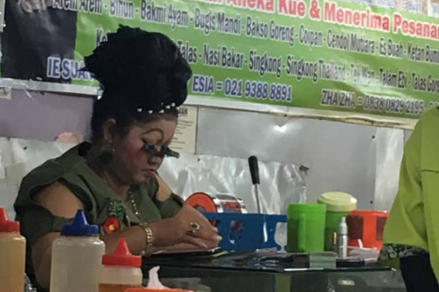 Wanita Sosialita Berbulu Mata Dewa