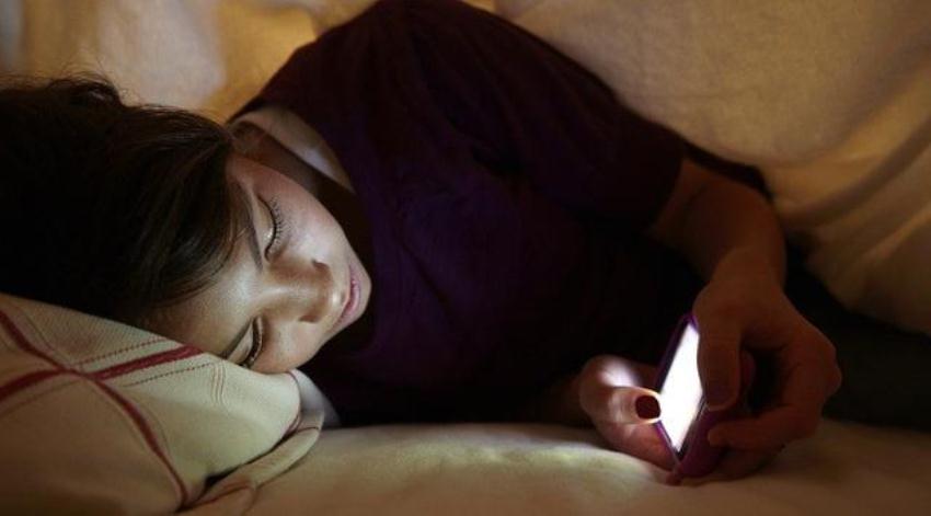 bahaya main gadget sebelum tidur