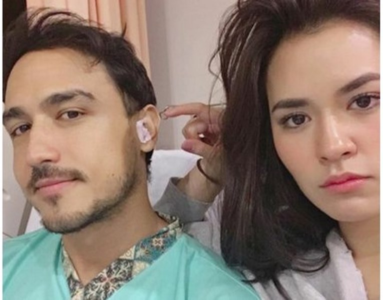 Alami Bengkak Telinga Mesranya Raisa Temani Hamish Daud Jalani Operasi