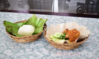 Manjain Perut dengan Nyicip Menu Makanan di Angkringan Punakawan Rancah