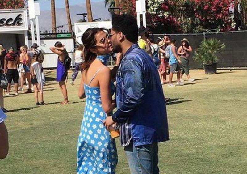 Datang di Coachella Music Festival 2017 Selena Gomez Umbar Kemesraan dengan The Weeknd di Depan Umum