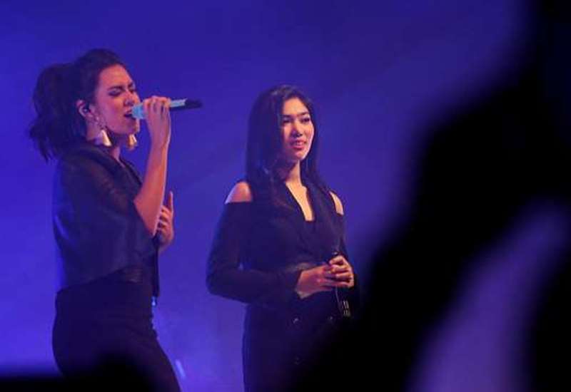 Gelar Showcase Raisa dan Isyana Sukses Manjakan Penggemar