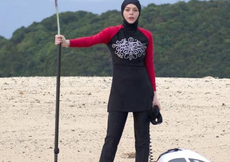 Liburan di Pantai Pantai Phuket Thailand Lindsay Lohan Pakai Baju Renang Burkini