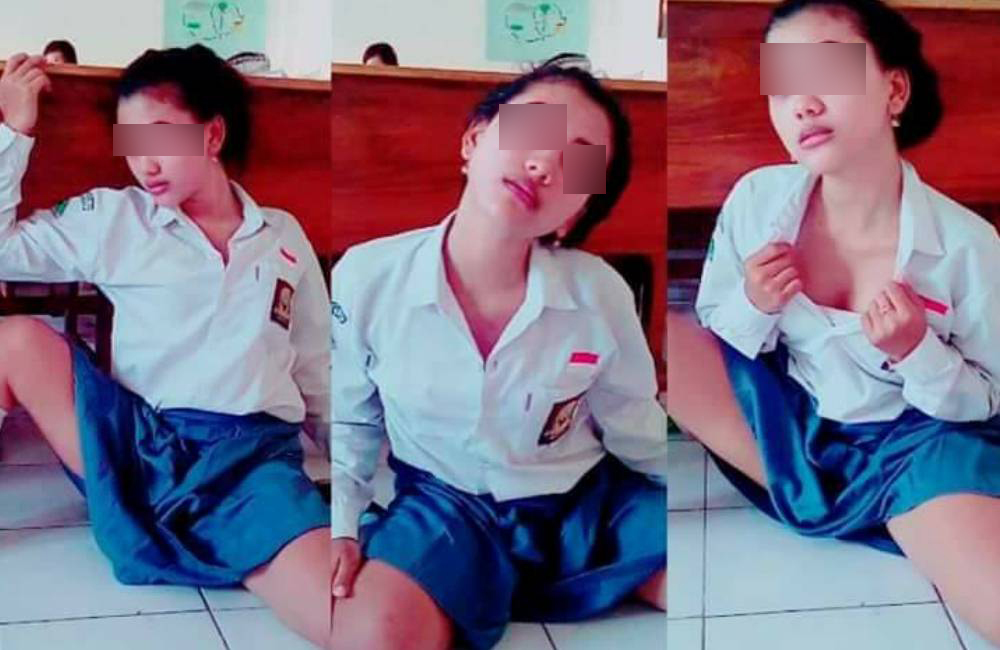 Pelajar SMA Berpose Menggoda di Kelas