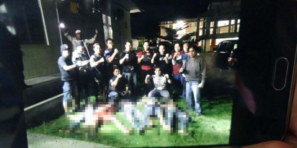 Polisi Berpose dengan Mayat Begal