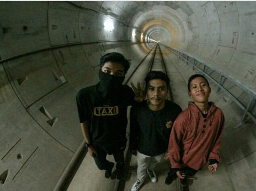 3 anak berfoto ilegal di proyek MRT Jakarta