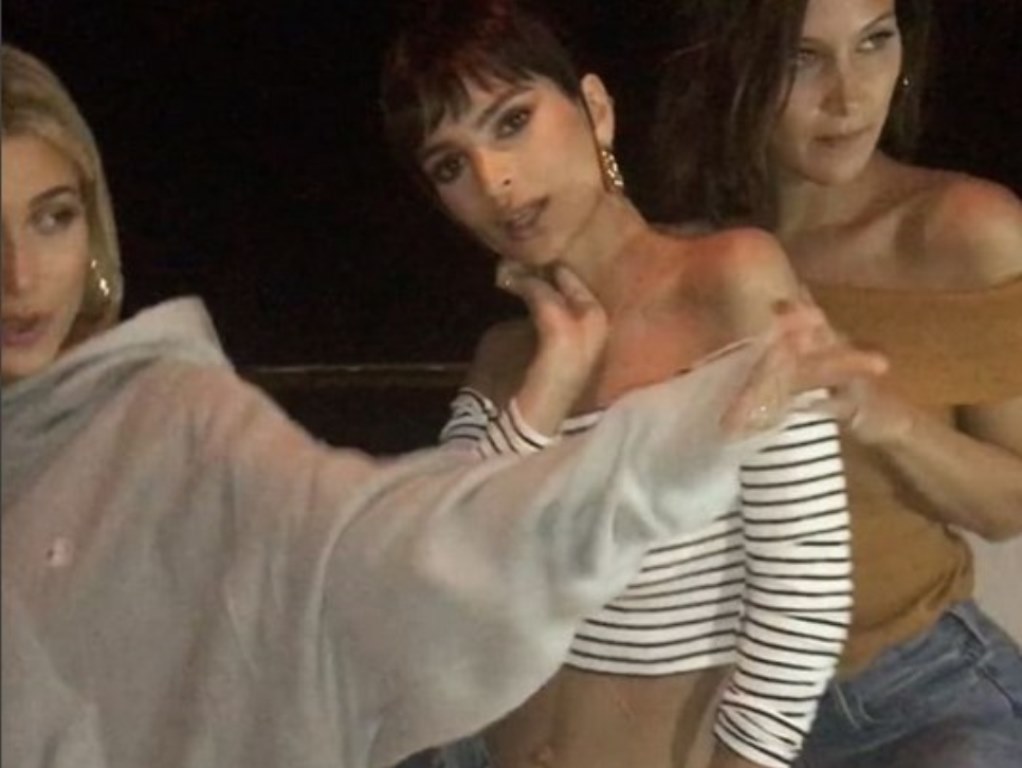 Asyik Menari Nakalnya Tangan Bella Hadid Raba Payudara Emily Ratajkowksi