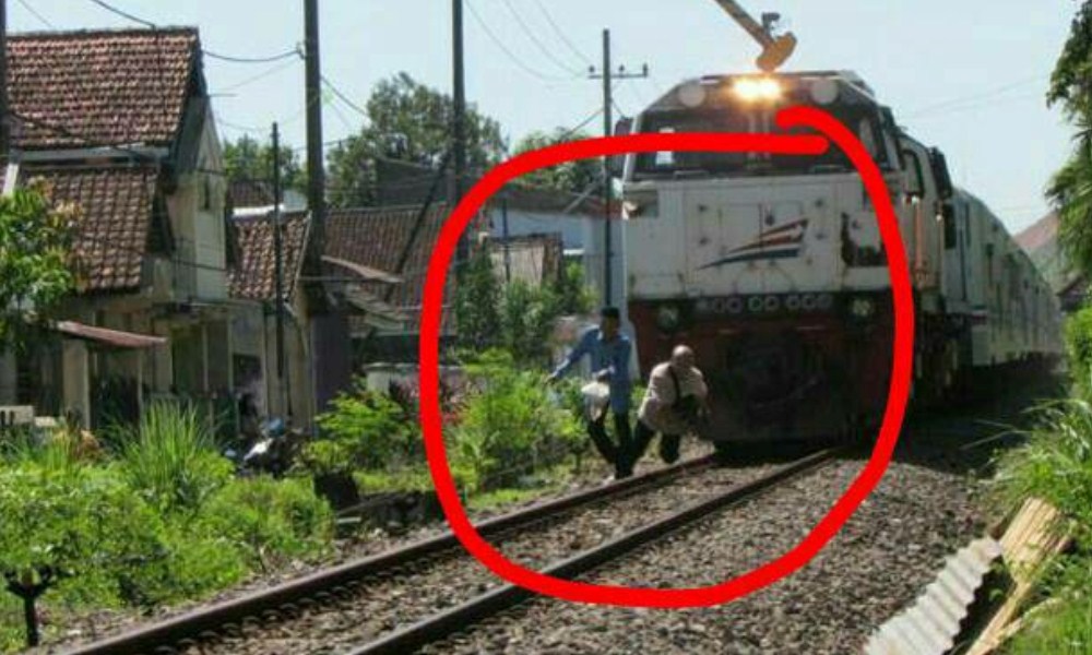 Detik detik Pria Sebelum Tertabrak Kereta Api Terjepret Kamera Netizen