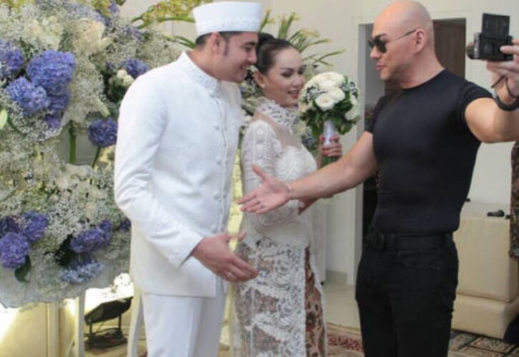 Dikritik Karena Pakai Baju Santai Hitam Hitam ke Pernikahan Kalina Oktarani Jahatnya Netizen Sebut Deddy Corbuzier Gay