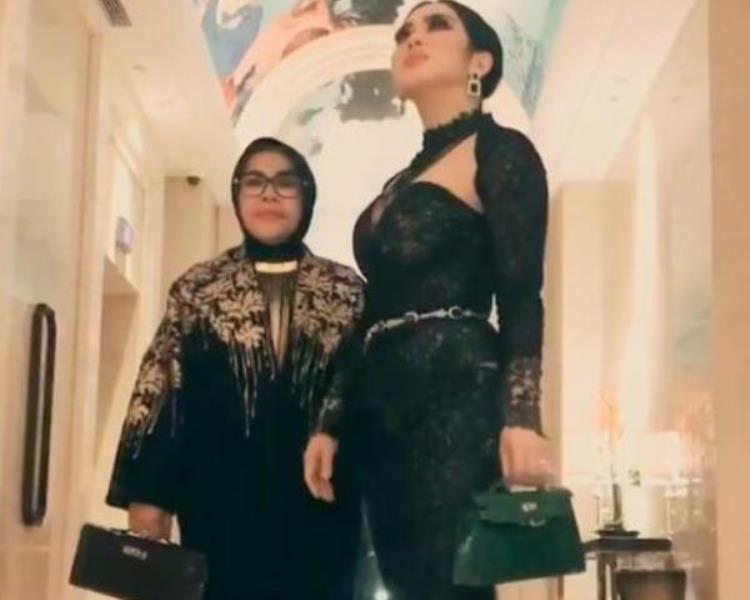 Pose Cantik dengan Sang Ibu Syahrini Tuai Kritikan Netizen Karena Belahan Dada