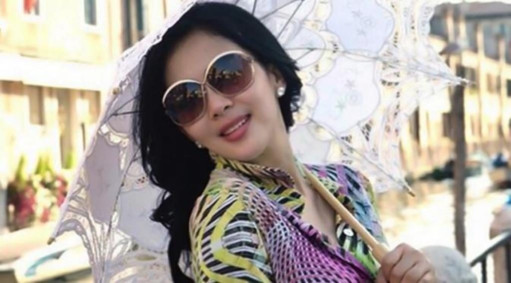 Sesuatu Banget Dandanan Bling Bling Super Mewah Syahrini ini Bikin Syok