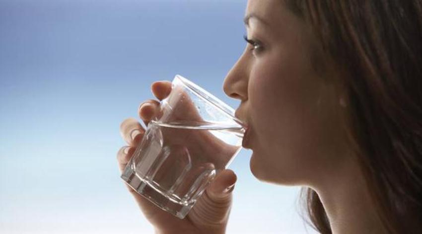 manfaat minum air hangat saat buka dan sahur
