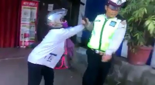 VIDEO Emak-emak Ngamuk Tak Terima Ditilang Polisi di Bekasi Jadi Viral