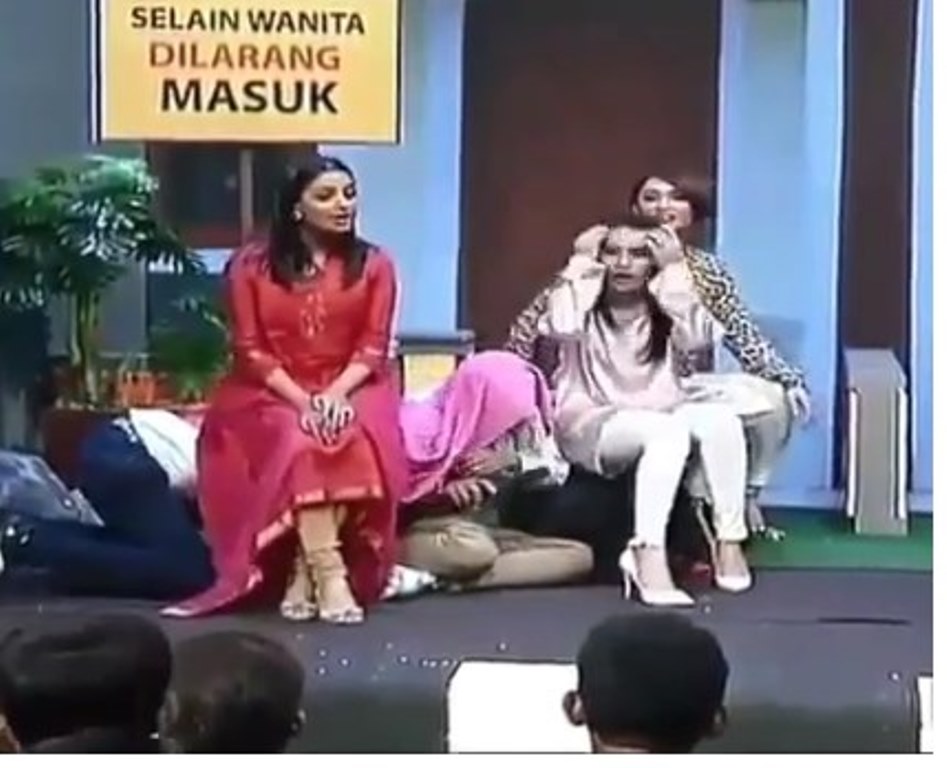 Heboh Video Ayu Ting Ting Duduki Kepala Raffi Ahmad Netizen Segitunya Nyari Duit