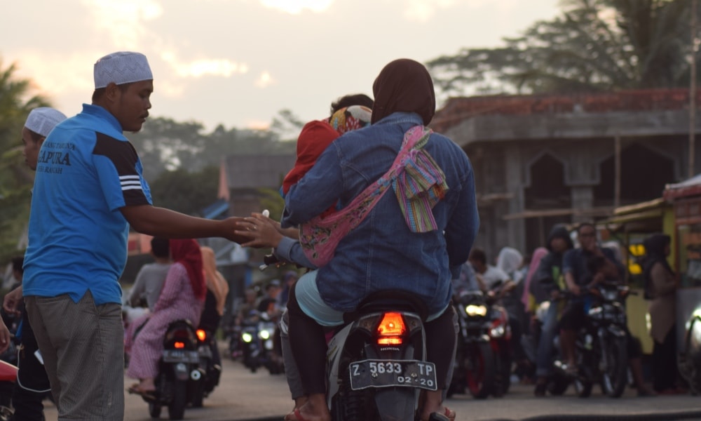 Karang Taruna Gapura Rancah Bagikan Takjil Gratis