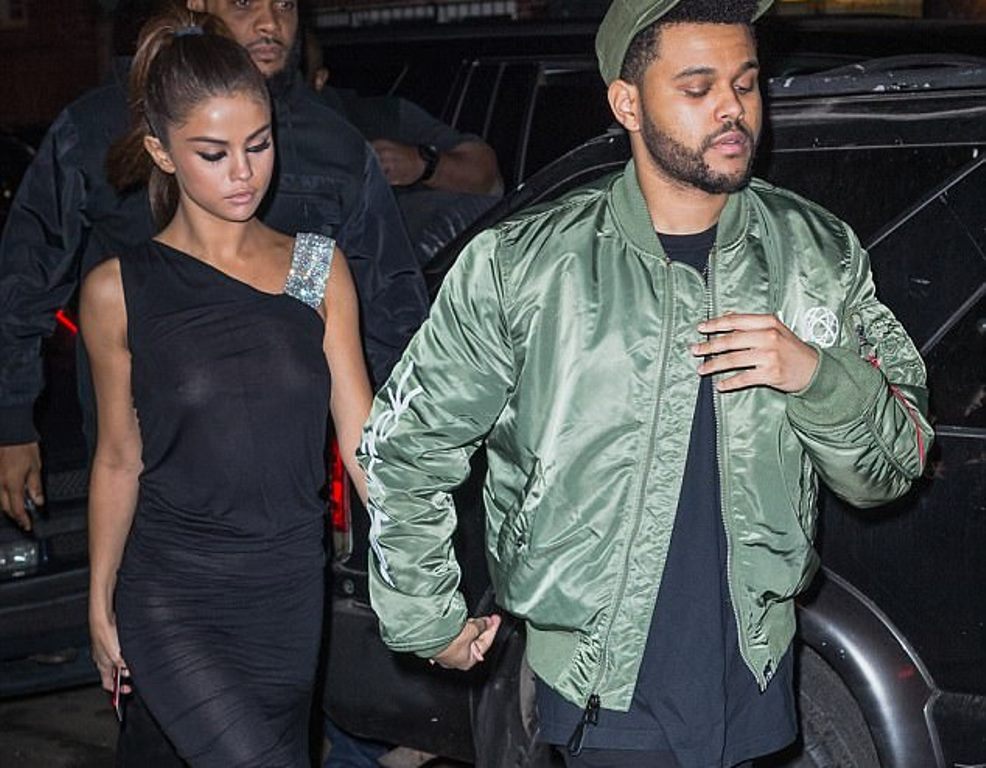 Makan Malam Bareng The Weeknd Busana Tipis Selena Gomez Bikin Gagal Fokus