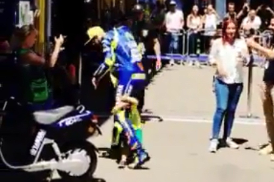 Saat Valentino Rossi Muncul Fans Cilik Ini Lari Sataker Kebek