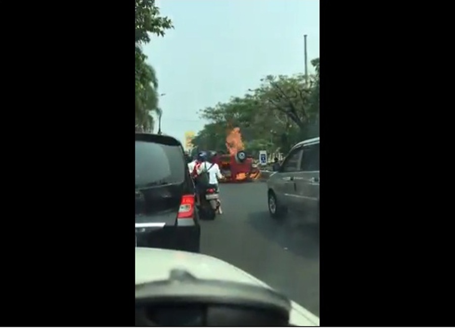 Angkot Terbakar di Pluit