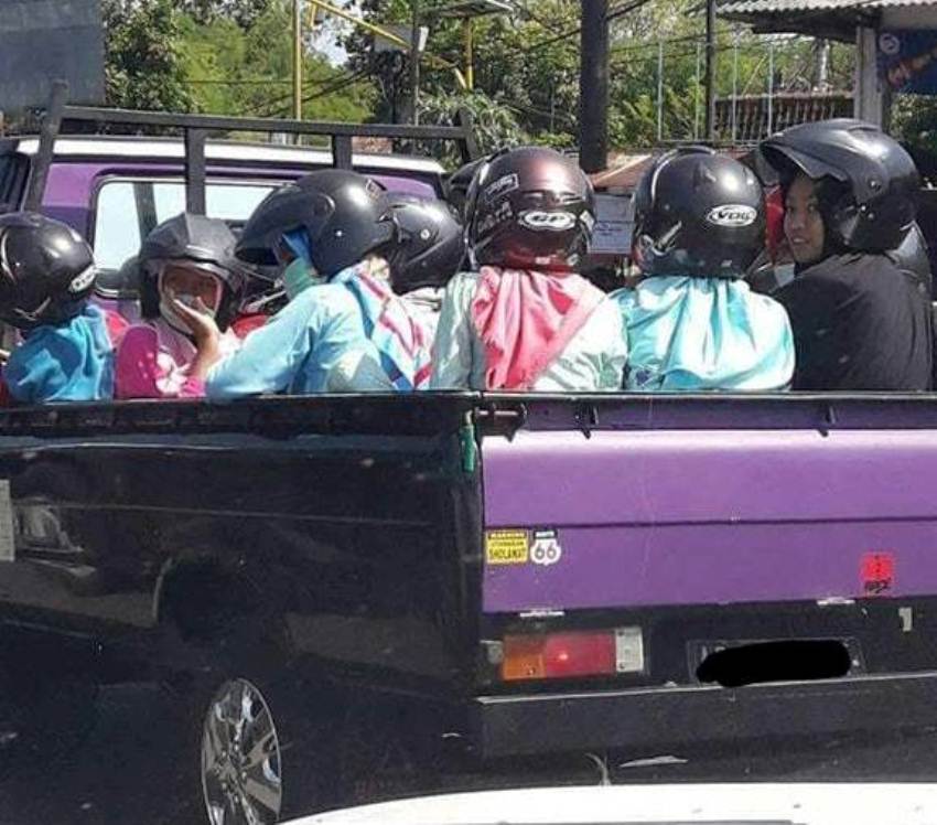 Asli Ngakak Sekumpulan Wanita Ini Gunakan Helm di Mobil Pick Up Membuktikan Bahwa Kemanan Itu Nomor Wahid