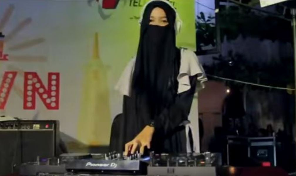 DJ Berhijab Ariska Wigatiningtyas