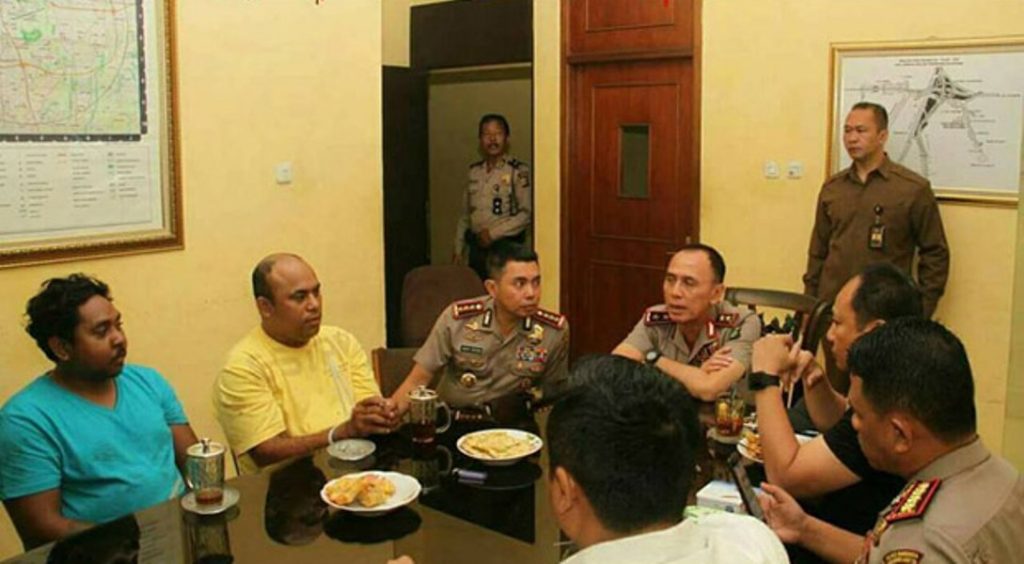 Foto Kapolda Metro Jaya Duduk dengan Pelaku Pembacokan Hermansyah