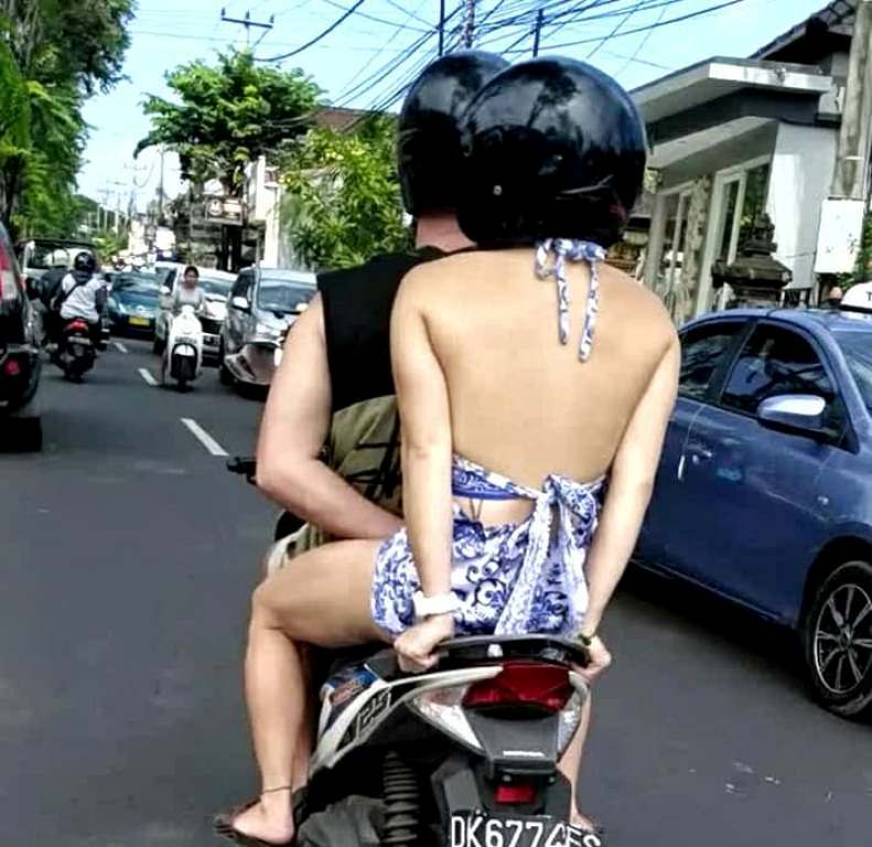 Pengendara Motor Ini Lagi Ngapain Ya Kok Tangan Kirinya di Belakang