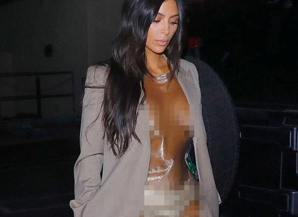 Tampil Seksi Tanpa Bra Kim Kardashian Kenakan Dress Plastik Menerawang