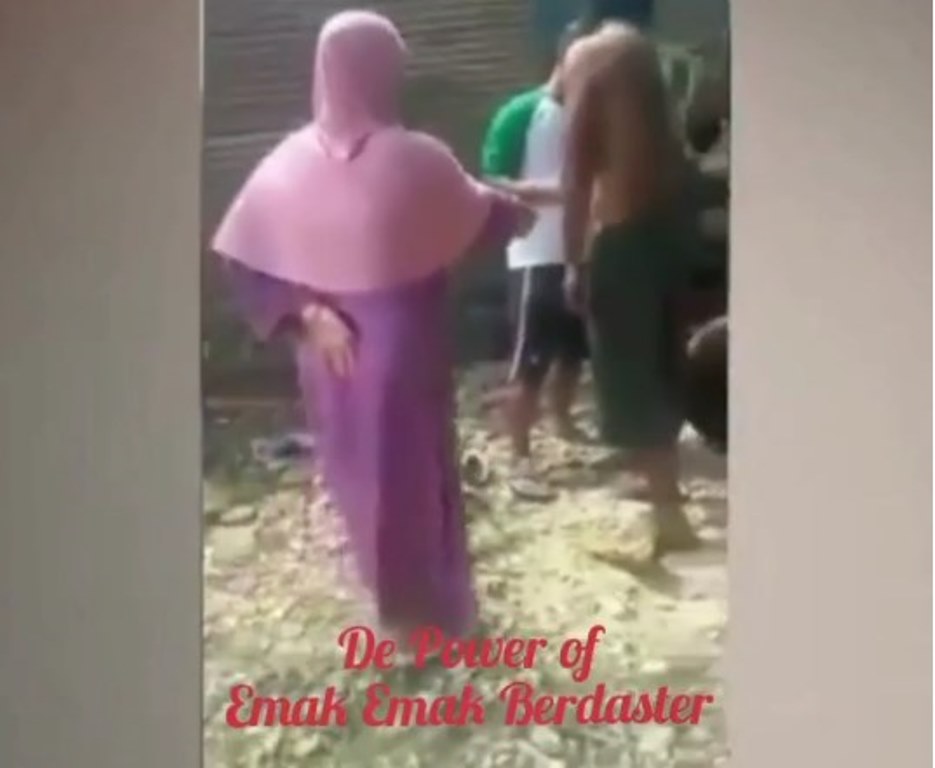 The Power of Emak Emak Ibu ibu Berdaster ini Selamatkan Pemulung yang Ketahuan Mencuri dari Amukan Warga