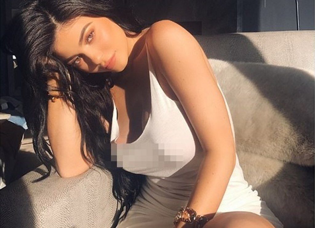 Tonjolkan Area Pribadi Foto Kylie Jenner Justru Digilai Penggemar