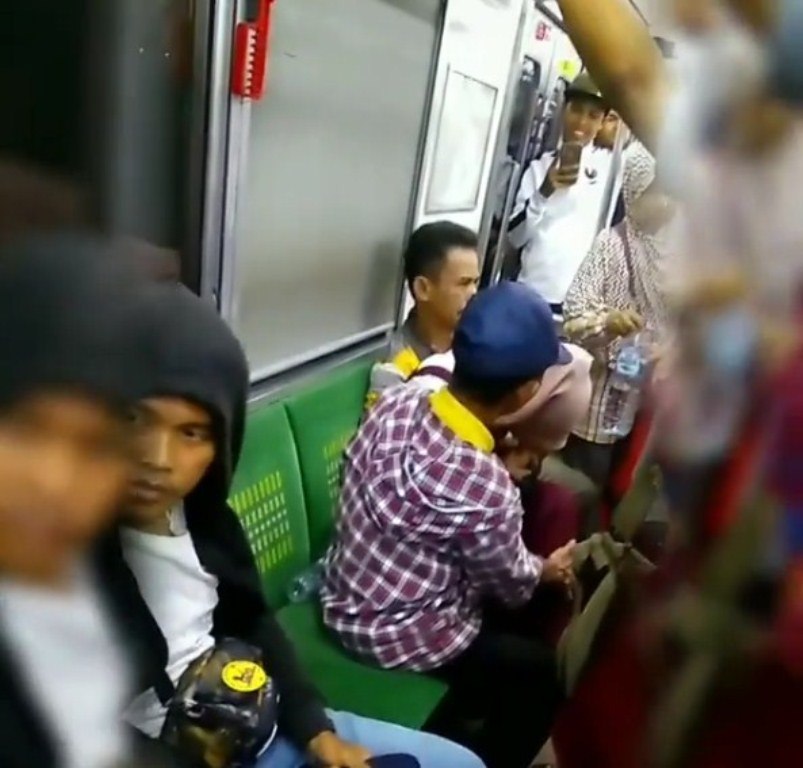 wanita kesurupan di KRL