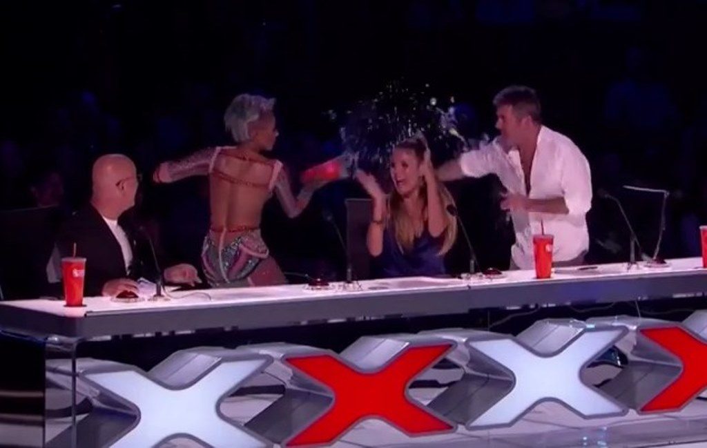 Bikin Heboh Simon Cowell Disiram Air Minum Saat Komentari Demian Aditya di Americas Got Talent